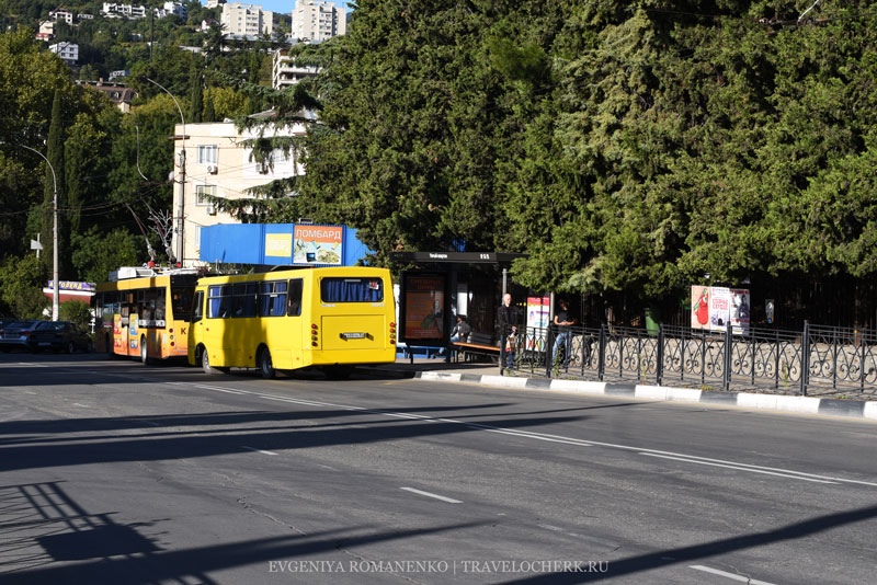 avtovokzal-yalta-ostanovka-transporta-2